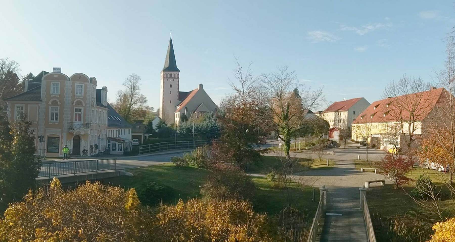 Blick vom Verwaltungsgebäude mit Brücke zum Vorplatz
